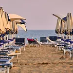 Bright Flat In A With Shared Pool بيبيوني