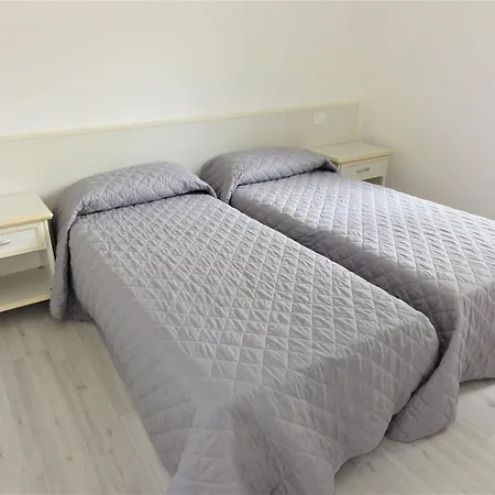 Bright Flat In A With Shared Pool * Μπιμπιόνε